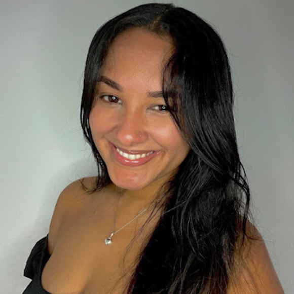 Profile Picture of Julia Santana (@santanajulia28) on Poshmark