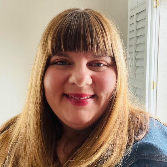 Profile Picture of Michelle Klohe (@michelleklohe) on Poshmark