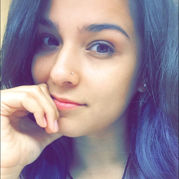 Profile Picture of Danielle Quintero (@danielle_q01) on Poshmark