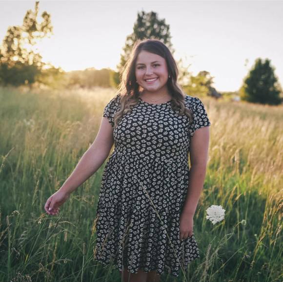 Profile Picture of Karlee Sellers (@karleesellers) on Poshmark