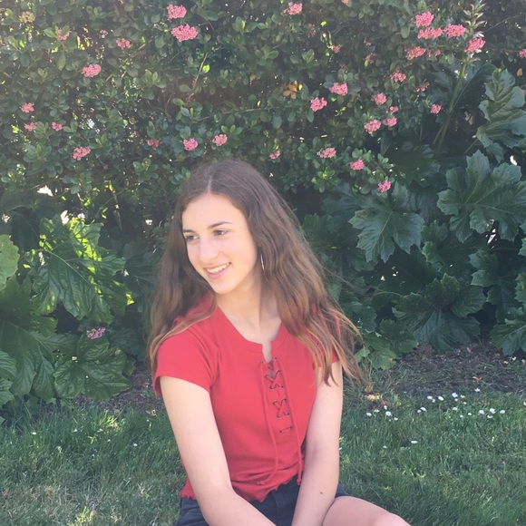 Profile Picture of Isabella Anthony (@izzyanthonyyy) on Poshmark