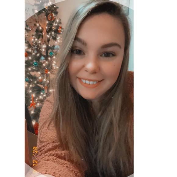 Profile Picture of Morgan Keen (@morgankeen1996) on Poshmark