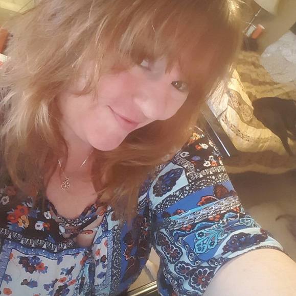 Profile Picture of Jennifer Holzhauer (@jholzhauer) on Poshmark