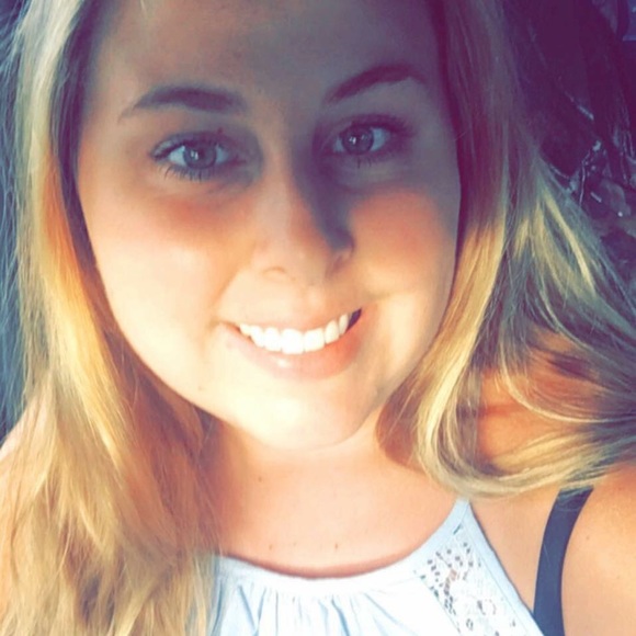 Profile Picture of Katlin Vanvynckt (@kt_vv) on Poshmark