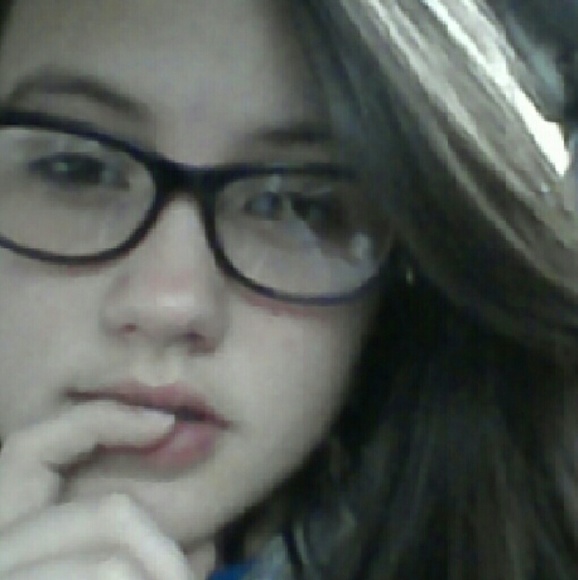 Profile Picture of Courtney Bloxom (@courtneybloxom) on Poshmark