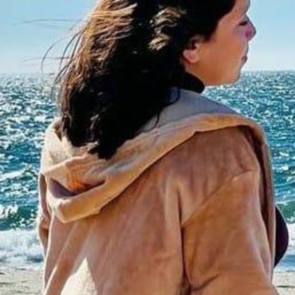 Profile Picture of Iris Flores (@iris621) on Poshmark