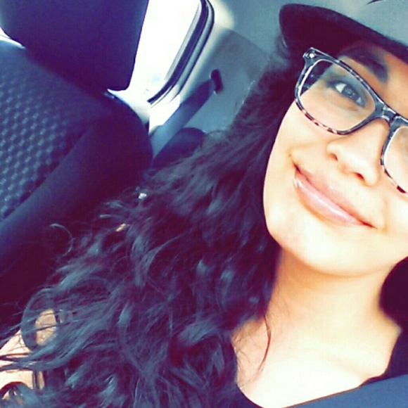 Profile Picture of Selina Bolella (@sircryy) on Poshmark