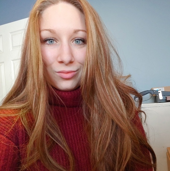 Profile Picture of Rosie Breitfeld (@roosaille) on Poshmark