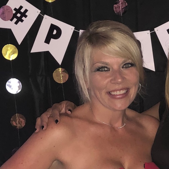 Profile Picture of Angela Calderone (@angelajc76) on Poshmark