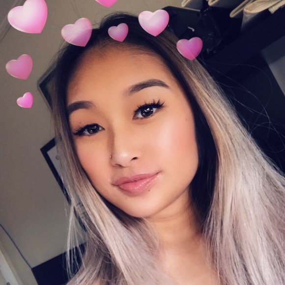 Profile Picture of Winnie Huang (@winniehuangg) on Poshmark