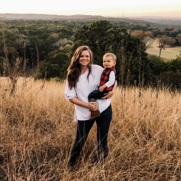 Profile Picture of Kimberly Hull (@kimberlybrooke) on Poshmark