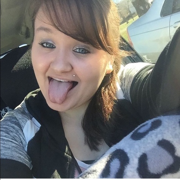 Profile Picture of Brittney Ramirez (@brittneyyy96_) on Poshmark