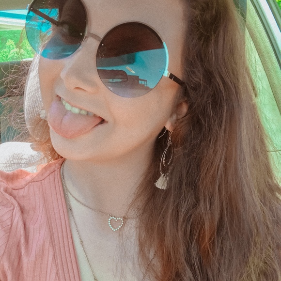 Profile Picture of Sydney Westerhoff (@sydney_rose1998) on Poshmark