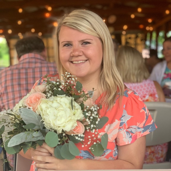 Profile Picture of Lindsay Strause (@lindsaystrause) on Poshmark