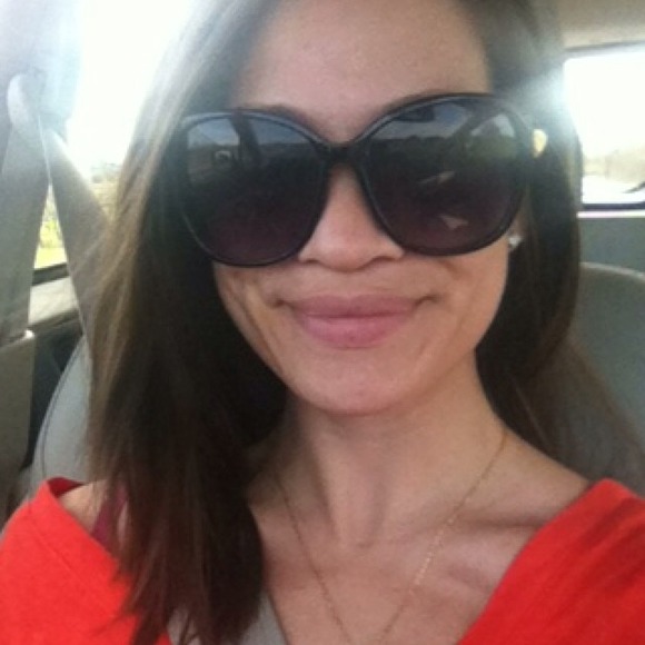 Profile Picture of Crystal Peterson (@cryspeterson) on Poshmark