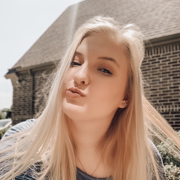 Profile Picture of Olivia Landers (@olivialanders) on Poshmark