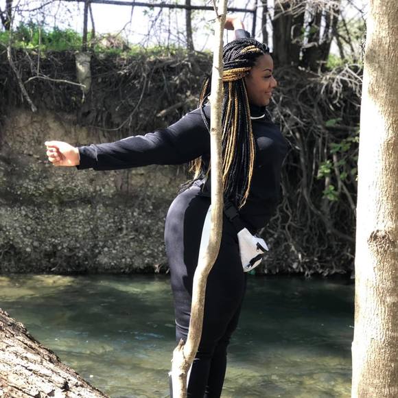 Profile Picture of Derrinique Bridges (@niqueb1027) on Poshmark