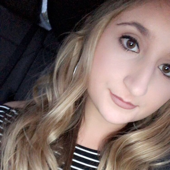 Profile Picture of Morgan Reid (@morgan_r4) on Poshmark