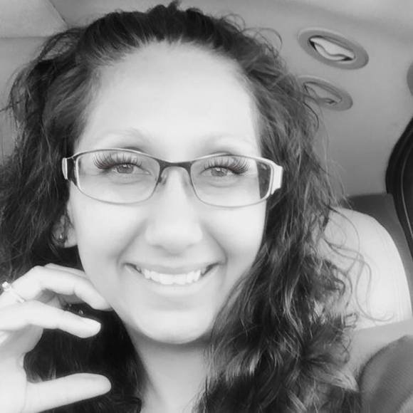 Profile Picture of Jessica Poppenberg (@bluelovebug101) on Poshmark