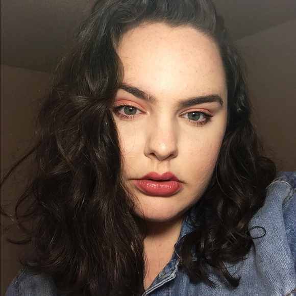 Profile Picture of Erika Osborne (@erikalosborne) on Poshmark