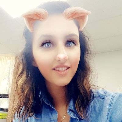 Profile Picture of Emily (@emily13aragon) on Twitter