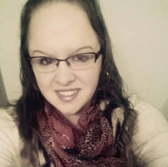 Profile Picture of Victoria Farley (@vicnjohn2013) on Poshmark