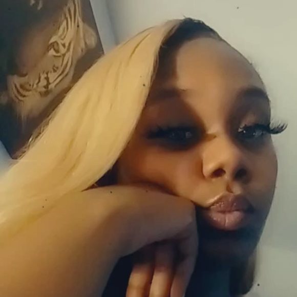 Profile Picture of Shakia Hagins (@shagins1994) on Poshmark