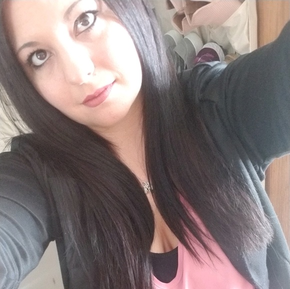 Profile Picture of Danielle Ruzynski (@ruzynski_d) on Poshmark