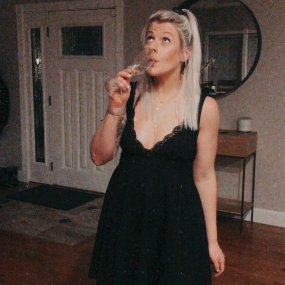 Profile Picture of Lisa Wiltsee (@lisaaawiltseee) on Poshmark
