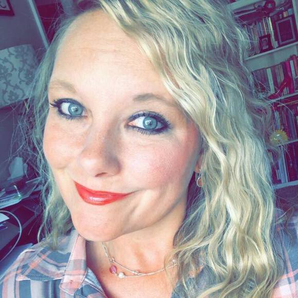 Profile Picture of Amanda Lewis (@cropwithme) on Poshmark