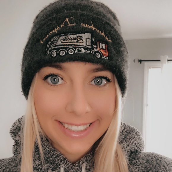 Profile Picture of Brittany Roselle (@b_roselle) on Poshmark