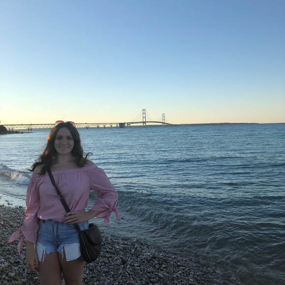 Profile Picture of Lucy Tibbetts (@l_tibbetts) on Poshmark