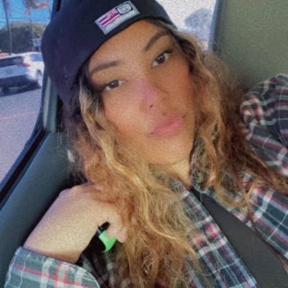 Profile Picture of Shania Matsui (@kekiwishania) on Poshmark