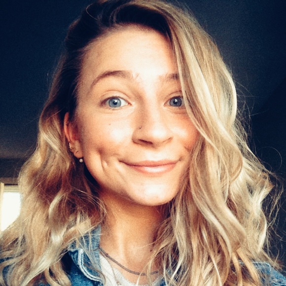 Profile Picture of Amira Gallagher (@amiragallagher) on Poshmark