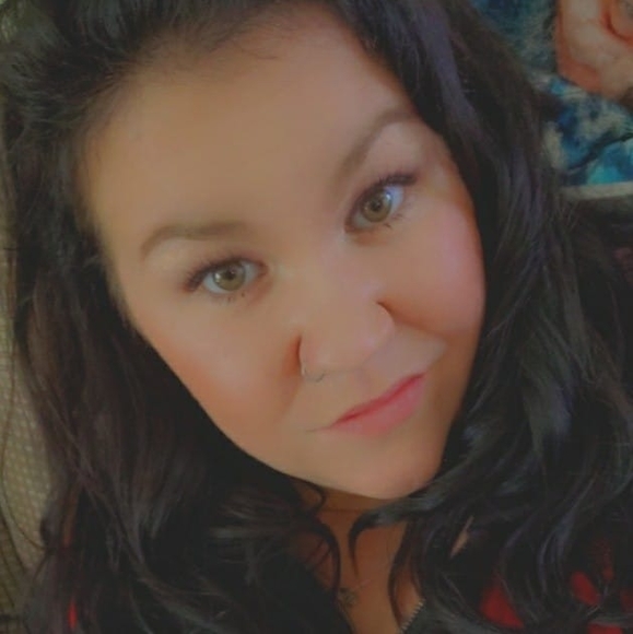 Profile Picture of Tracie Weikle (@tracieweikle) on Poshmark