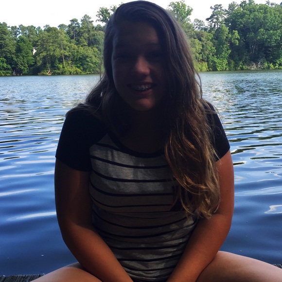 Profile Picture of Oliva Mcnelly (@oliviamcnelly) on Poshmark