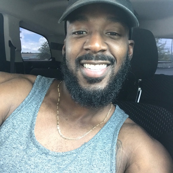 Profile Picture of London Perry (@lcperry1) on Poshmark