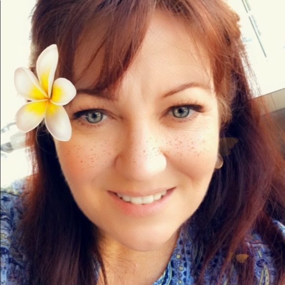 Profile Picture of Julia Huggins (@jujugrl) on Poshmark