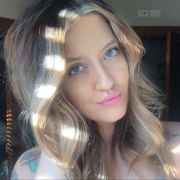 Profile Picture of Jennifer Slotterback (@jenniferleeslo) on Poshmark