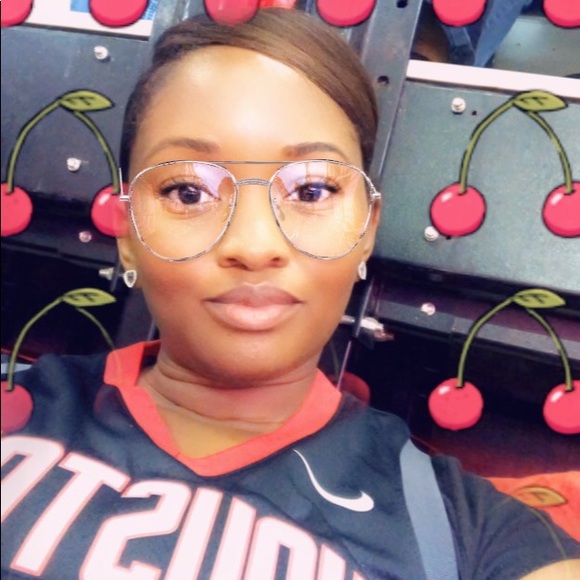 Simone Green - Poshmark Profile Picture of Simone Green (@simonerae27) on Poshmark