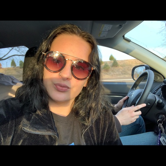 Profile Picture of Kiyanna Balmer (@kiycaruso) on Poshmark