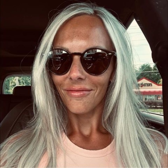 Profile Picture of Amanda Sands (@amsands326) on Poshmark