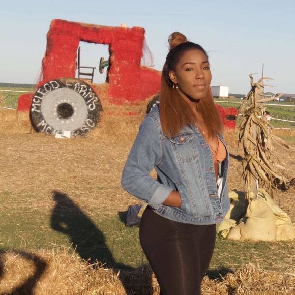 Profile Picture of Lexis Swiney (@alsx3) on Poshmark