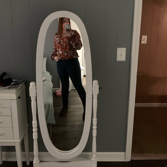 Profile Picture of Julia Singleton (@juuulia5) on Poshmark