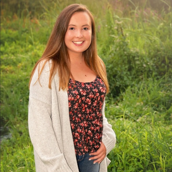 Profile Picture of Lauren Soderholm (@laurensoderholm) on Poshmark