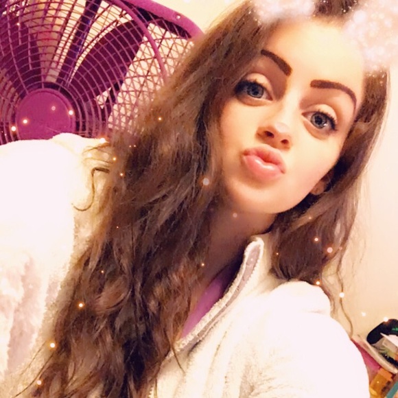 Profile Picture of Samantha Slover (@samalamslover3) on Poshmark