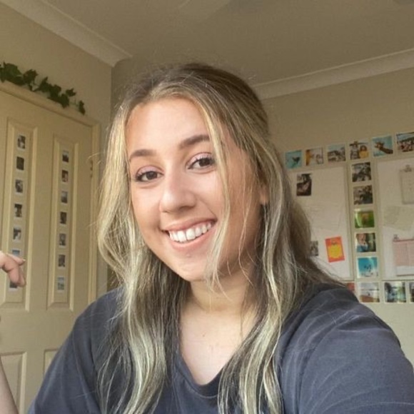 Profile Picture of Natalie Laezza (@natalielaezza) on Poshmark