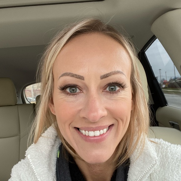 Profile Picture of Devon Blogna (@bloggirl17) on Poshmark