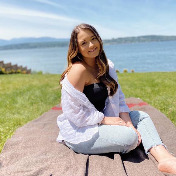 Profile Picture of Chloe Cogger (@chloecogger) on Poshmark