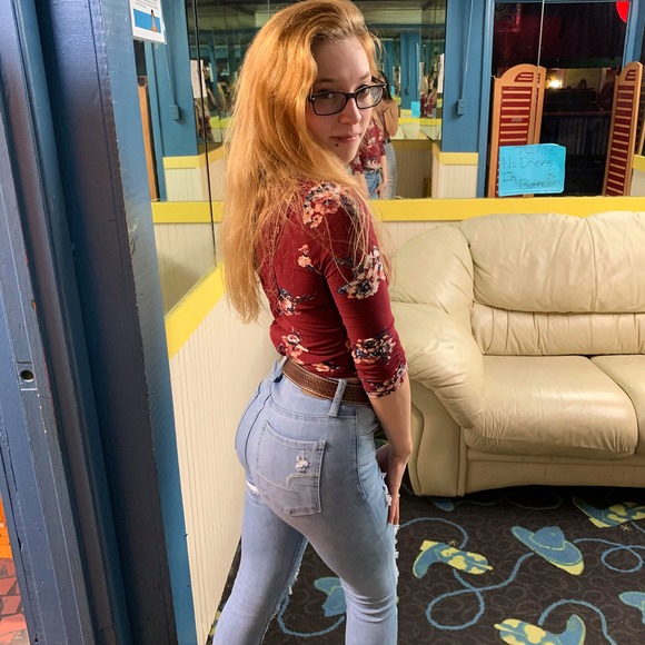 Profile Picture of Danielle Harrison (@danielleharr260) on Poshmark